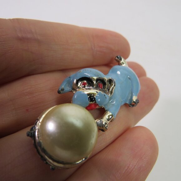 Vintage Enamel Blue Dog Puppy chasing Pearl Ball Lapel Pin Brooch 1940s - 1960s - Picture 5 of 9